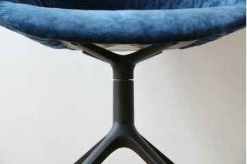 中古　ボーコンセプト(BoConcept)　アデレート(ADELAIDE)　柔らかな曲線とシンプルなフォルムの回転式アームチェア(回転チェア、回転椅子、イス)(定価約14万円)(R-083343)