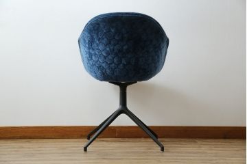 中古　ボーコンセプト(BoConcept)　アデレート(ADELAIDE)　柔らかな曲線とシンプルなフォルムの回転式アームチェア(回転チェア、回転椅子、イス)(定価約14万円)(R-083343)