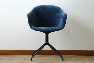 中古　ボーコンセプト(BoConcept)　アデレート(ADELAIDE)　柔らかな曲線とシンプルなフォルムの回転式アームチェア　定価約14万円　(R-083343)
