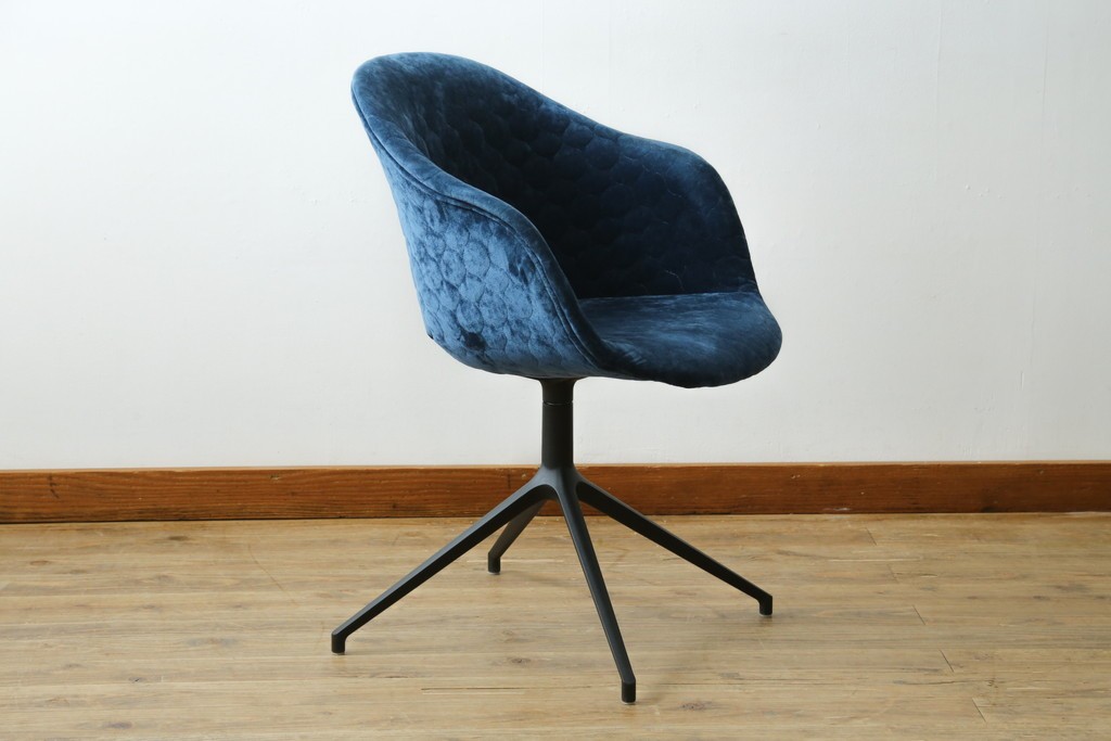 中古　ボーコンセプト(BoConcept)　アデレート(ADELAIDE)　柔らかな曲線とシンプルなフォルムの回転式アームチェア　定価約14万円　(R-083343)
