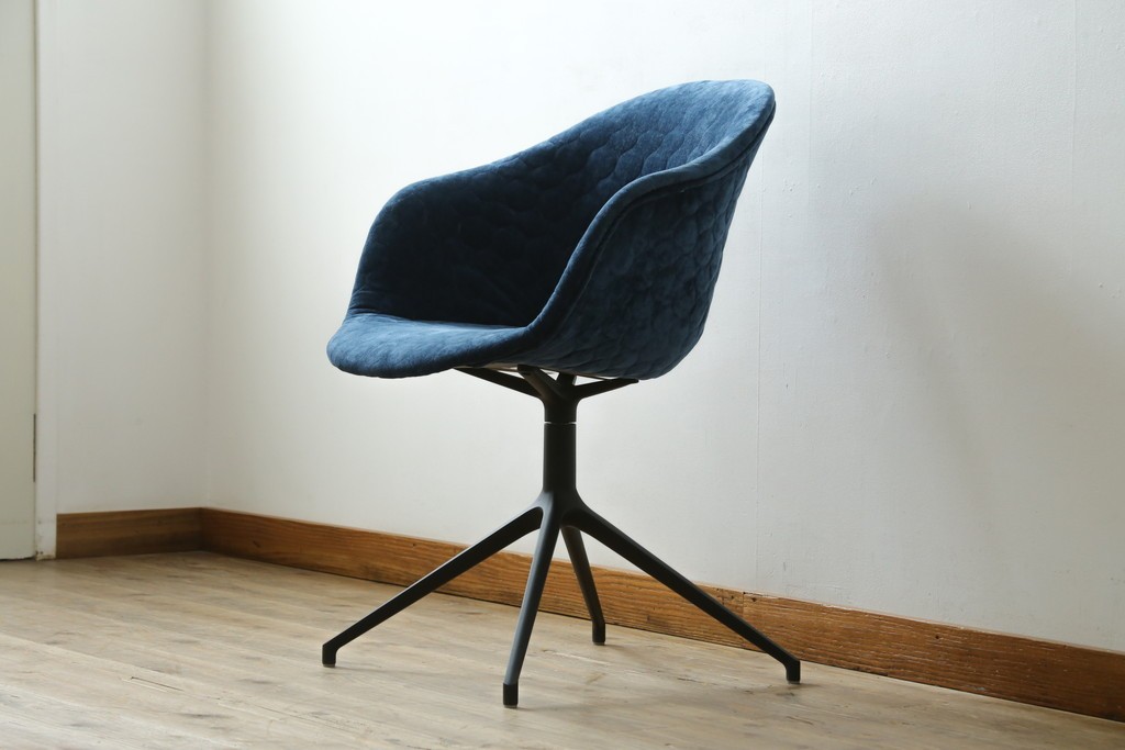 中古　ボーコンセプト(BoConcept)　アデレート(ADELAIDE)　柔らかな曲線とシンプルなフォルムの回転式アームチェア　定価約14万円　(R-083343)