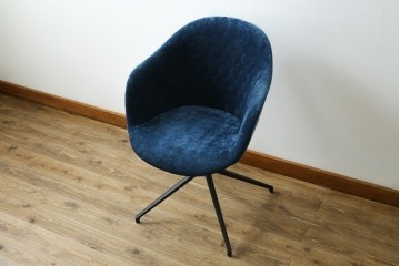 中古　ボーコンセプト(BoConcept)　アデレート(ADELAIDE)　柔らかな曲線とシンプルなフォルムの回転式アームチェア　定価約14万円　(R-083343)