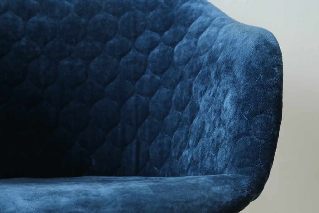 中古　ボーコンセプト(BoConcept)　アデレート(ADELAIDE)　柔らかな曲線とシンプルなフォルムの回転式アームチェア　定価約14万円　(R-083343)