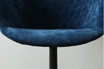中古　ボーコンセプト(BoConcept)　アデレート(ADELAIDE)　柔らかな曲線とシンプルなフォルムの回転式アームチェア　定価約14万円　(R-083343)