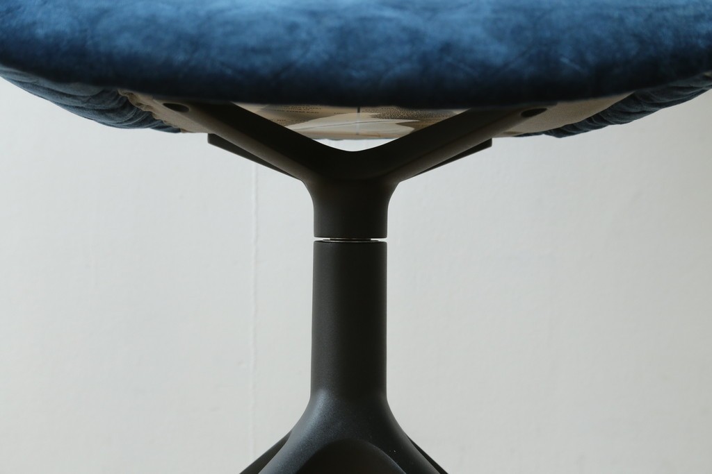 中古　ボーコンセプト(BoConcept)　アデレート(ADELAIDE)　柔らかな曲線とシンプルなフォルムの回転式アームチェア　定価約14万円　(R-083343)