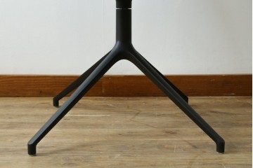 中古　ボーコンセプト(BoConcept)　アデレート(ADELAIDE)　柔らかな曲線とシンプルなフォルムの回転式アームチェア　定価約14万円　(R-083343)