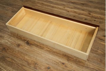 中古　美品　最高級　家具の宝石　キットファニチュア(KIT FURNITURE)　北谷家具　イタリアンデザイン　艶やかな木肌と美しい曲線デザインが魅力!!上品な取っ手が高級感を演出するチェスト(洋服タンス、サイドチェスト、衣装箪笥、整理箪笥、収納箪笥、引き出し)(定価約75万円)(R-083344)