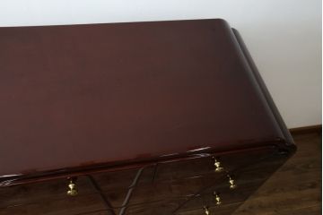 中古　美品　最高級　家具の宝石　キットファニチュア(KIT FURNITURE)　北谷家具　イタリアンデザイン　艶やかな木肌と美しい曲線デザインが魅力!!上品な取っ手が高級感を演出するチェスト(洋服タンス、サイドチェスト、衣装箪笥、整理箪笥、収納箪笥、引き出し)(定価約75万円)(R-083344)