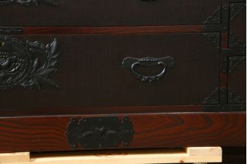 中古　美品!!　希少　仙台箪笥　特注モデル!!　和の空間を格上げする布目塗り仕上げのローチェスト(ローボード、時代箪笥、和たんす、衣装箪笥、引き出し、テレビボード、テレビ台)(定価約80万円)(R-083345)