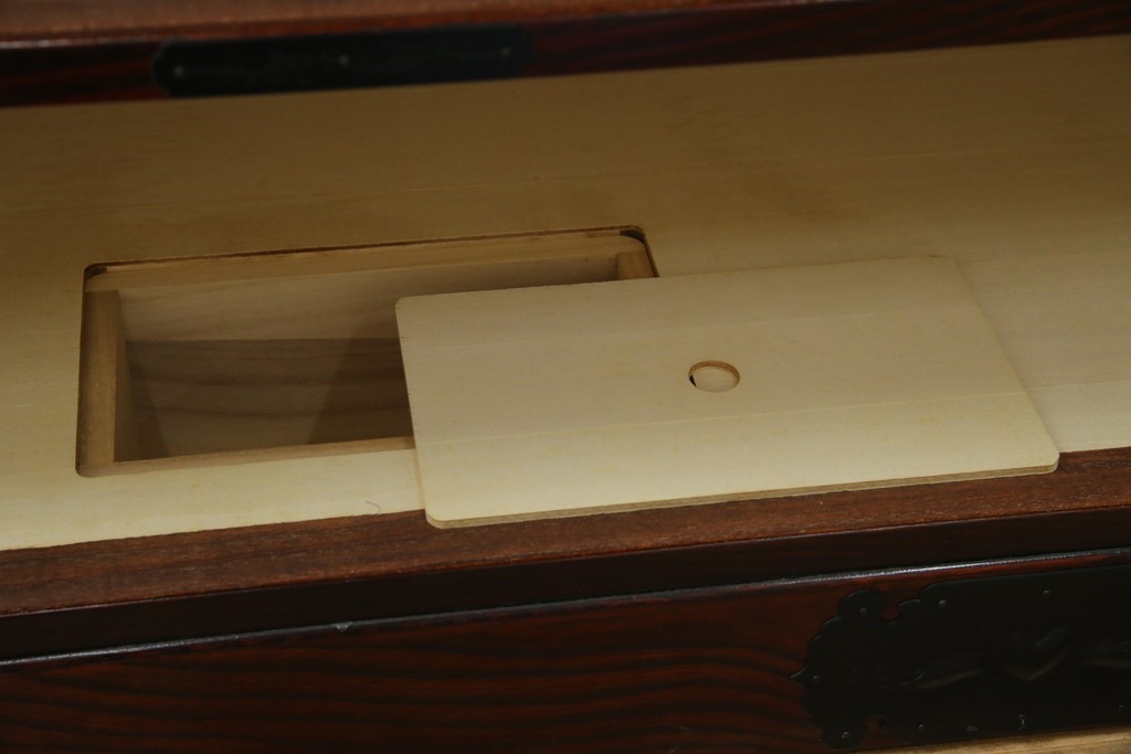 中古　美品!!　希少　仙台箪笥　特注モデル!!　和の空間を格上げする布目塗り仕上げのローチェスト　定価約80万円相当　(R-083345)