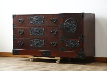 中古　美品　欅産業　凝ったつくりの大振りの金具が目を惹く仙台箪笥サイドボード(サイドチェスト、ローチェスト、収納箪笥、衣装箪笥、引き出し)(R-083346)