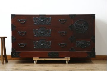 中古　美品　欅産業　凝ったつくりの大振りの金具が目を惹く仙台箪笥サイドボード(サイドチェスト、ローチェスト、収納箪笥、衣装箪笥、引き出し)(R-083346)
