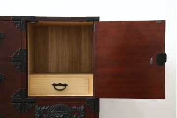 中古　美品　欅産業　凝ったつくりの大振りの金具が目を惹く仙台箪笥サイドボード(サイドチェスト、ローチェスト、収納箪笥、衣装箪笥、引き出し)(R-083346)