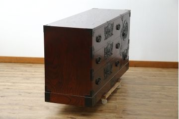 中古　美品　欅産業　凝ったつくりの大振りの金具が目を惹く仙台箪笥サイドボード(サイドチェスト、ローチェスト、収納箪笥、衣装箪笥、引き出し)(R-083346)