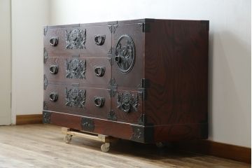 中古　美品　欅産業　凝ったつくりの大振りの金具が目を惹く仙台箪笥サイドボード(サイドチェスト、ローチェスト、収納箪笥、衣装箪笥、引き出し)(R-083346)