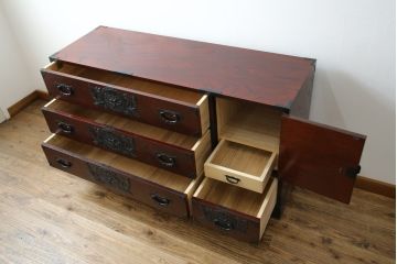 中古　美品　欅産業　凝ったつくりの大振りの金具が目を惹く仙台箪笥サイドボード(サイドチェスト、ローチェスト、収納箪笥、衣装箪笥、引き出し)(R-083346)