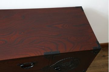 中古　美品　欅産業　凝ったつくりの大振りの金具が目を惹く仙台箪笥サイドボード(サイドチェスト、ローチェスト、収納箪笥、衣装箪笥、引き出し)(R-083346)