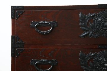 中古　美品　欅産業　凝ったつくりの大振りの金具が目を惹く仙台箪笥サイドボード(サイドチェスト、ローチェスト、収納箪笥、衣装箪笥、引き出し)(R-083346)