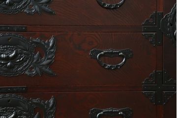 中古　美品　欅産業　凝ったつくりの大振りの金具が目を惹く仙台箪笥サイドボード(サイドチェスト、ローチェスト、収納箪笥、衣装箪笥、引き出し)(R-083346)