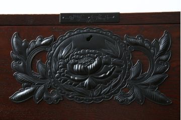 中古　美品　欅産業　凝ったつくりの大振りの金具が目を惹く仙台箪笥サイドボード(サイドチェスト、ローチェスト、収納箪笥、衣装箪笥、引き出し)(R-083346)