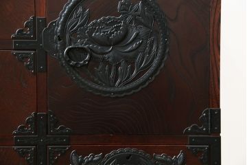 中古　美品　欅産業　凝ったつくりの大振りの金具が目を惹く仙台箪笥サイドボード(サイドチェスト、ローチェスト、収納箪笥、衣装箪笥、引き出し)(R-083346)