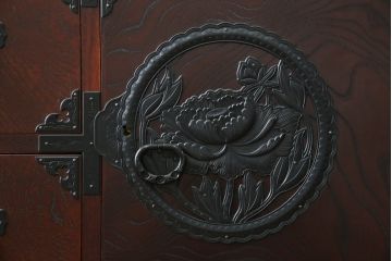 中古　美品　欅産業　凝ったつくりの大振りの金具が目を惹く仙台箪笥サイドボード(サイドチェスト、ローチェスト、収納箪笥、衣装箪笥、引き出し)(R-083346)