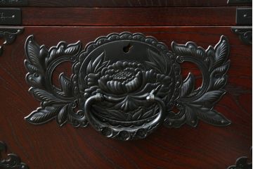 中古　美品　欅産業　凝ったつくりの大振りの金具が目を惹く仙台箪笥サイドボード(サイドチェスト、ローチェスト、収納箪笥、衣装箪笥、引き出し)(R-083346)