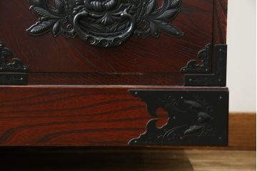 中古　美品　欅産業　凝ったつくりの大振りの金具が目を惹く仙台箪笥サイドボード(サイドチェスト、ローチェスト、収納箪笥、衣装箪笥、引き出し)(R-083346)