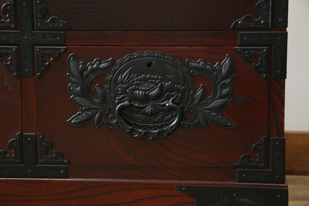 中古　美品　欅産業　凝ったつくりの大振りの金具が目を惹く仙台箪笥サイドボード　(R-083346)