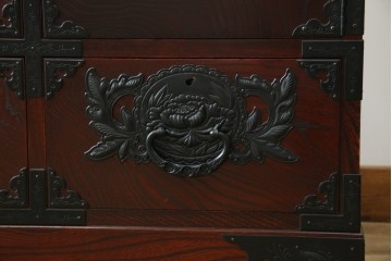 中古　美品　欅産業　凝ったつくりの大振りの金具が目を惹く仙台箪笥サイドボード　(R-083346)