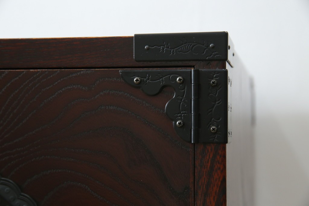 中古　美品　欅産業　凝ったつくりの大振りの金具が目を惹く仙台箪笥サイドボード　(R-083346)