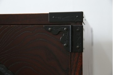 中古　美品　欅産業　凝ったつくりの大振りの金具が目を惹く仙台箪笥サイドボード　(R-083346)