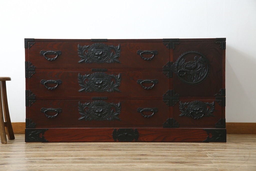 中古　美品　欅産業　凝ったつくりの大振りの金具が目を惹く仙台箪笥サイドボード　(R-083346)