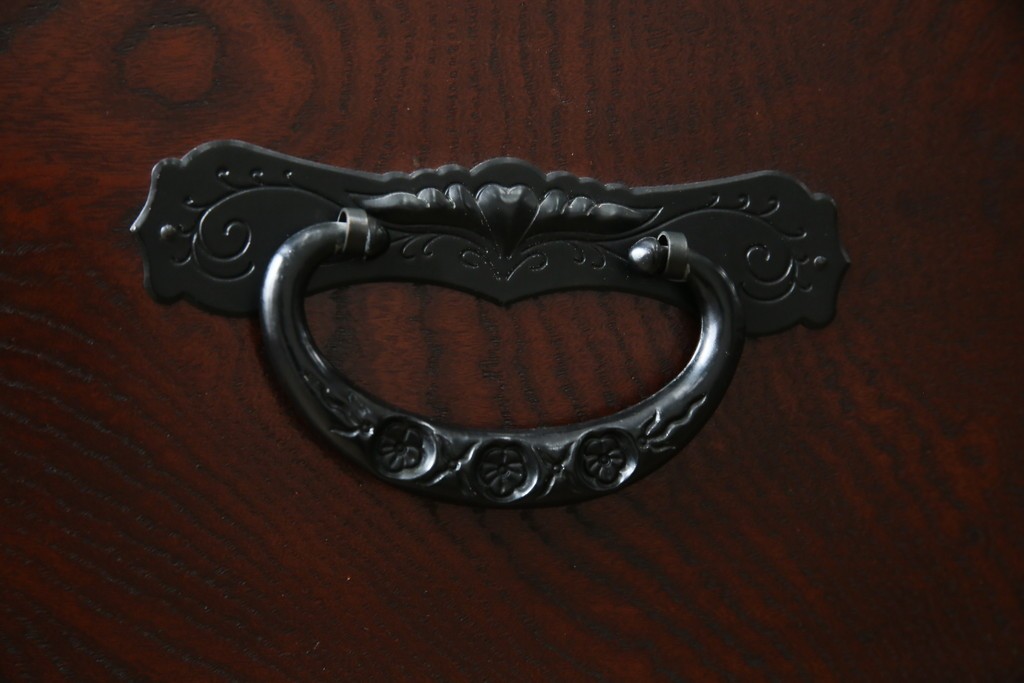 中古　美品　欅産業　凝ったつくりの大振りの金具が目を惹く仙台箪笥サイドボード　(R-083346)