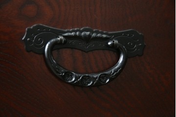 中古　美品　欅産業　凝ったつくりの大振りの金具が目を惹く仙台箪笥サイドボード　(R-083346)