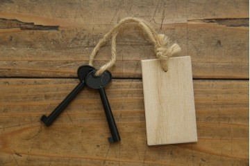 中古　美品　欅産業　凝ったつくりの大振りの金具が目を惹く仙台箪笥サイドボード　(R-083346)