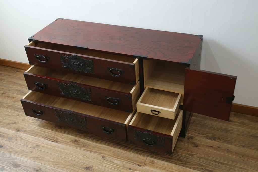 中古　美品　欅産業　凝ったつくりの大振りの金具が目を惹く仙台箪笥サイドボード　(R-083346)