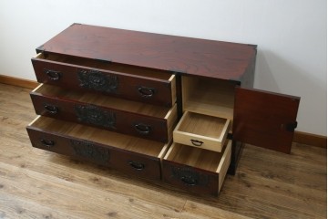 中古　美品　欅産業　凝ったつくりの大振りの金具が目を惹く仙台箪笥サイドボード　(R-083346)