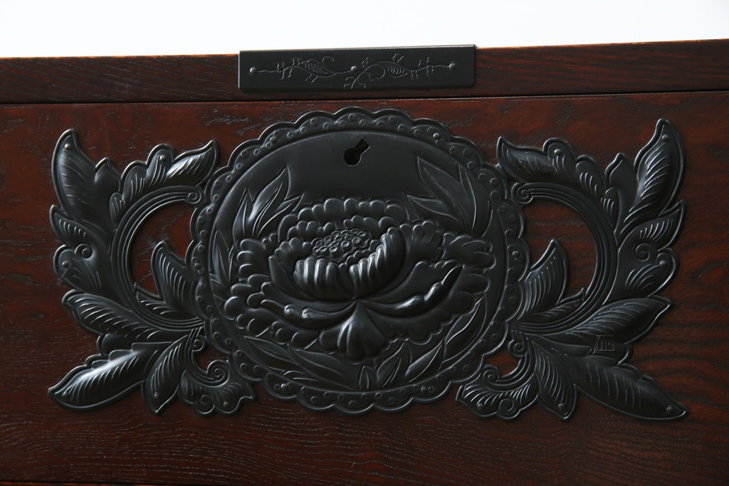 中古　美品　欅産業　凝ったつくりの大振りの金具が目を惹く仙台箪笥サイドボード　(R-083346)