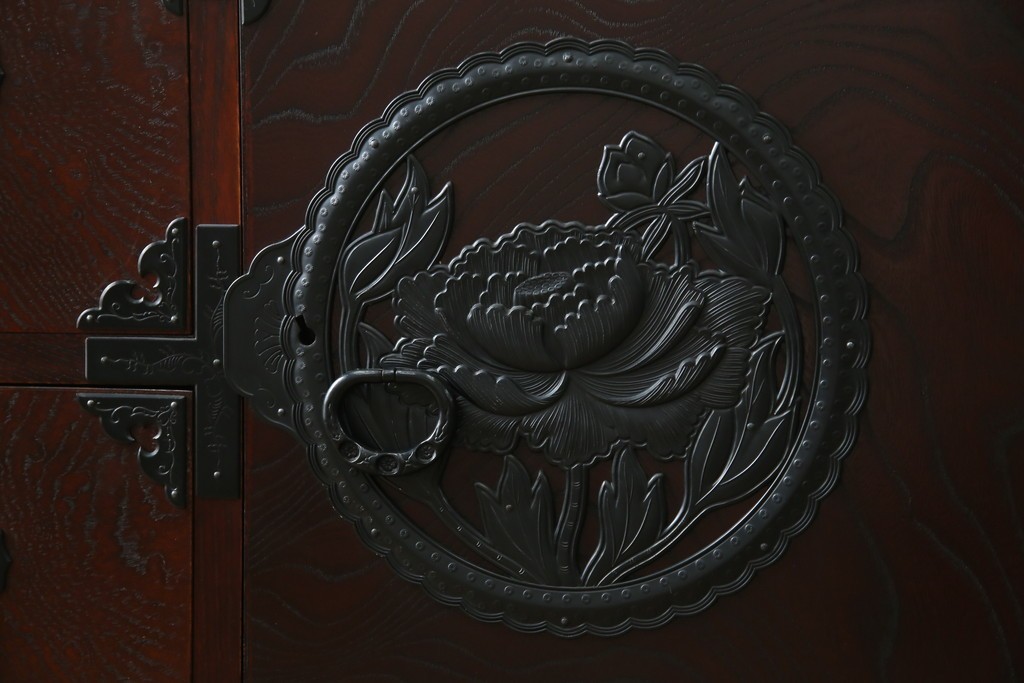 中古　美品　欅産業　凝ったつくりの大振りの金具が目を惹く仙台箪笥サイドボード　(R-083346)