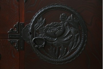 中古　美品　欅産業　凝ったつくりの大振りの金具が目を惹く仙台箪笥サイドボード　(R-083346)