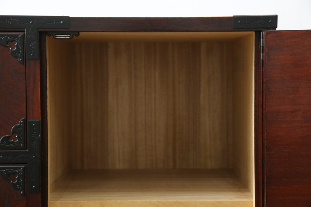 中古　美品　欅産業　凝ったつくりの大振りの金具が目を惹く仙台箪笥サイドボード　(R-083346)