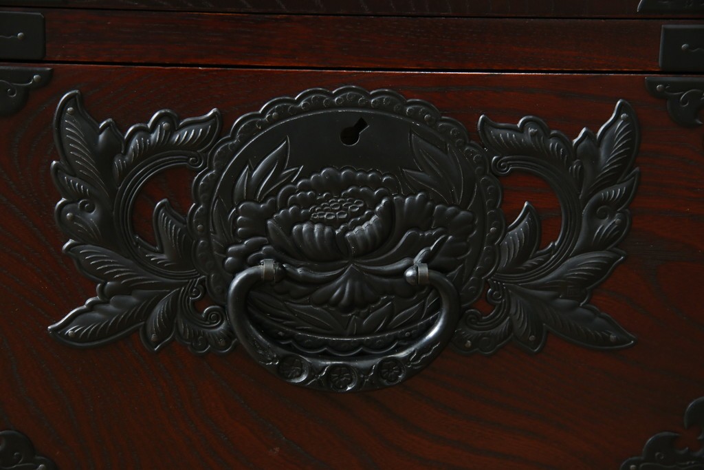 中古　美品　欅産業　凝ったつくりの大振りの金具が目を惹く仙台箪笥サイドボード　(R-083346)