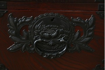 中古　美品　欅産業　凝ったつくりの大振りの金具が目を惹く仙台箪笥サイドボード　(R-083346)