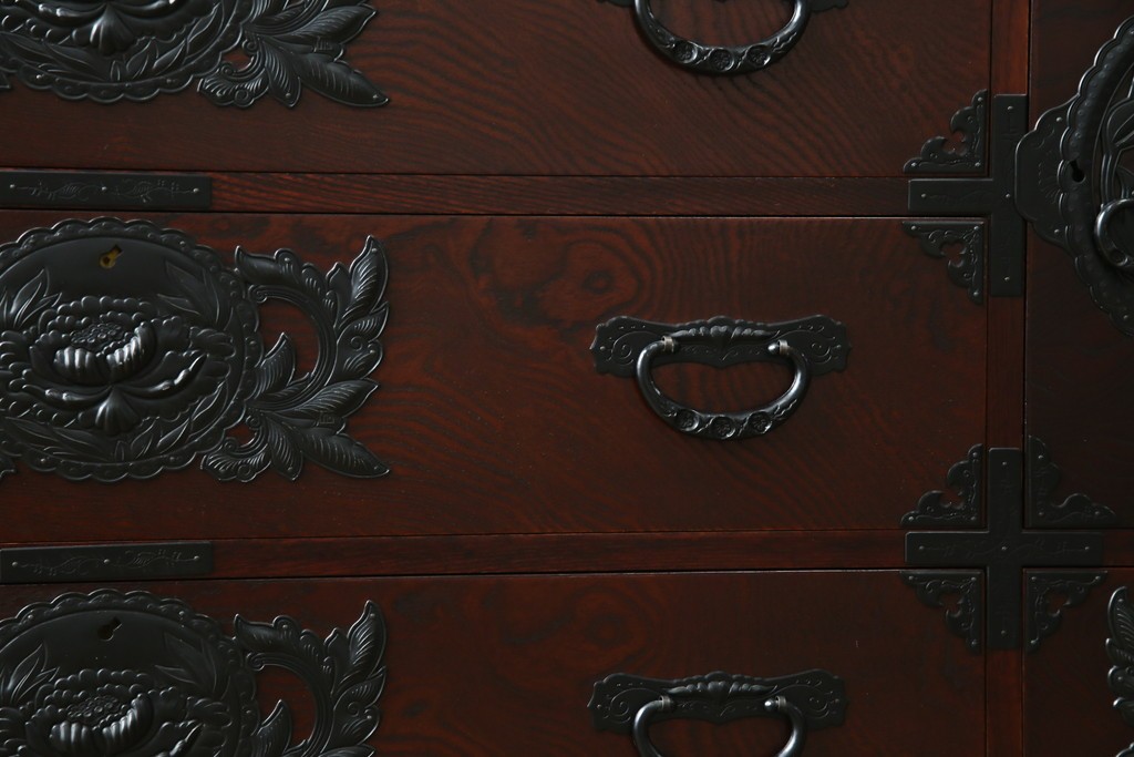 中古　美品　欅産業　凝ったつくりの大振りの金具が目を惹く仙台箪笥サイドボード　(R-083346)