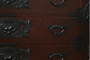 中古　美品　欅産業　凝ったつくりの大振りの金具が目を惹く仙台箪笥サイドボード　(R-083346)