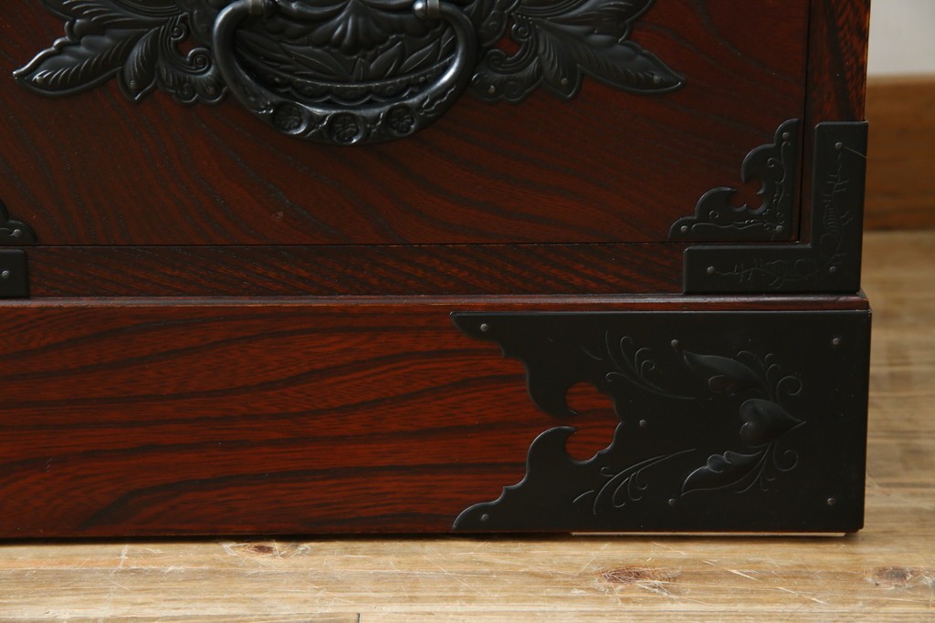 中古　美品　欅産業　凝ったつくりの大振りの金具が目を惹く仙台箪笥サイドボード　(R-083346)