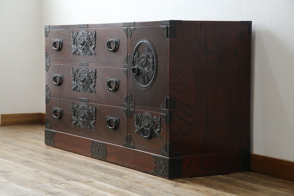 中古　美品　欅産業　凝ったつくりの大振りの金具が目を惹く仙台箪笥サイドボード　(R-083346)