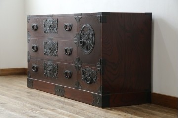 中古　美品　欅産業　凝ったつくりの大振りの金具が目を惹く仙台箪笥サイドボード　(R-083346)