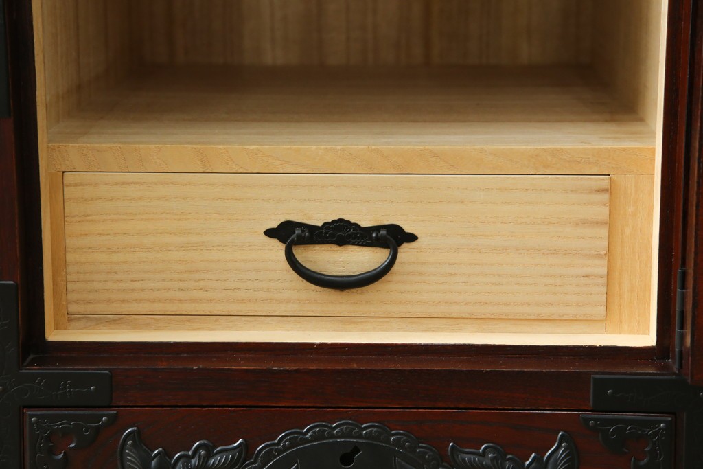 中古　美品　欅産業　凝ったつくりの大振りの金具が目を惹く仙台箪笥サイドボード　(R-083346)